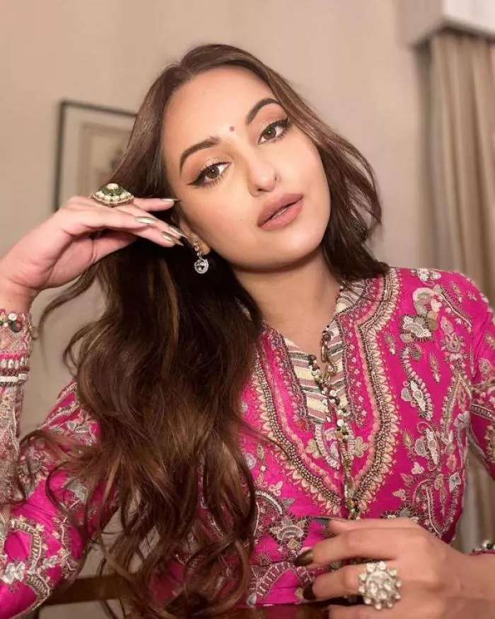 Sonakshi Sinha Actress name and Photos